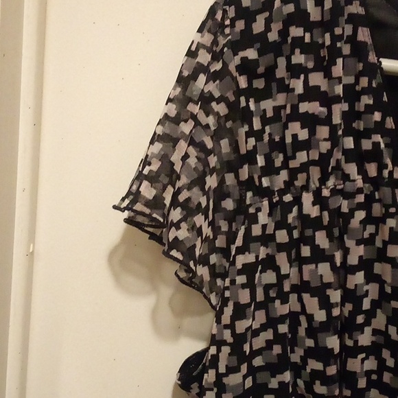 Venezia Abstract Frilly Short Sleeve Pullover Blouse - Size 22W/24W - Picture 3 of 6